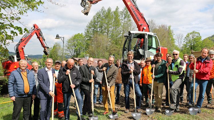 Die Gemeinde Aschau im Chiemgau erschließt das Almgebiet. Das Bayernwerk wird zeitgleich mit einer neuen Netzanbindung eine moderne Energieversorgung gewährleisten.