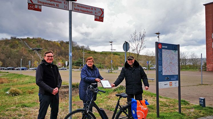 Übergabe der Zertifizierungsurkunde am Knotenpunkt 43 an der Zeche Ewald (v. l. Ulrich Syberg, Karola Geiß-Netthöfel, Axel Biermann)