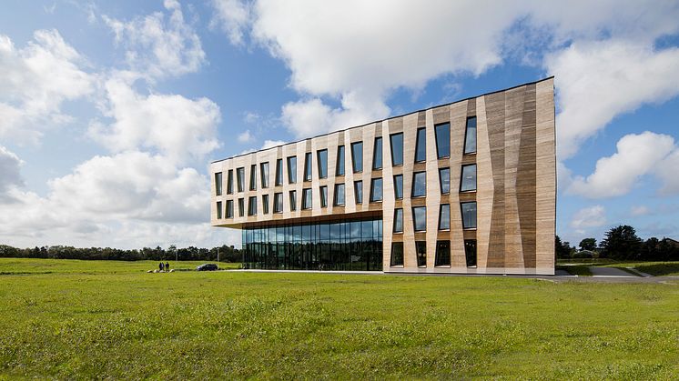 Eiere har innsett at merverdi av grønne bygg bare kan skapes utfra en helhetlig tilnærming, skriver Kjetil N. Gulbrandsen og Katharina Th. Bramslev i denne fagartikkelen. Illustrasjonsfoto: Arkivenes hus. Foto: Sindre Ellingsen. 