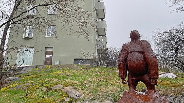 Konstnären Fredrik Strid, beskriver gorillan som en slags stjärnskådande spegling av oss själva.