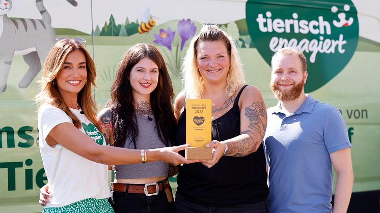 Sonderpreis des "Goldenen Fressnapf 2022": v.l. Jana Ina Zarrella (Botschafterin "Tierisch engagiert") und die Verantwortlichen des ddao-Tierschutzvereins: Victoria Müller, Natalie Rozek und Joris Olesch Fotonachweis: Fressnapf Gruppe