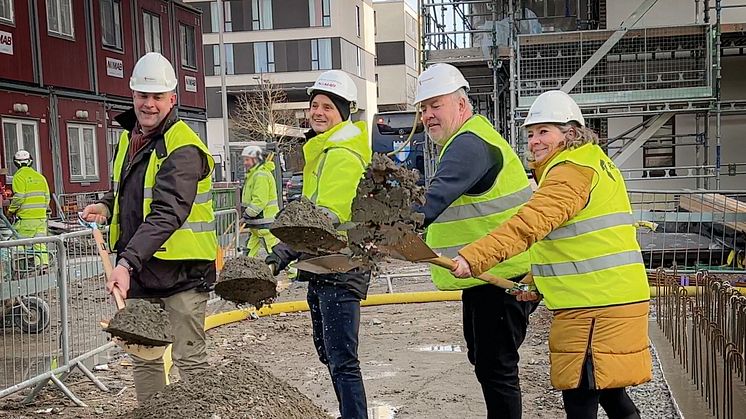 Från vänster: Andreas Schönström - ordförande tekniska nämnden Malmö Stad, Martin Andersson - vd Nimab, Tony Rosén - ordförande byggande styrelsen och Ulrika Nyström - regionchef Riksbyggen Sydväst