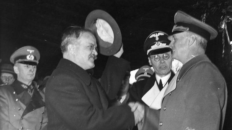 Ribbentrop och Molotov skiljs åt i Berlin november 1940. Bildkälla och rättigheter: By Bundesarchiv, Bild 183-1984-1206-523 / CC-BY-SA 3.0, CC BY-SA 3.0 de, https://commons.wikimedia.org/w/index.php?curid=5344633 
