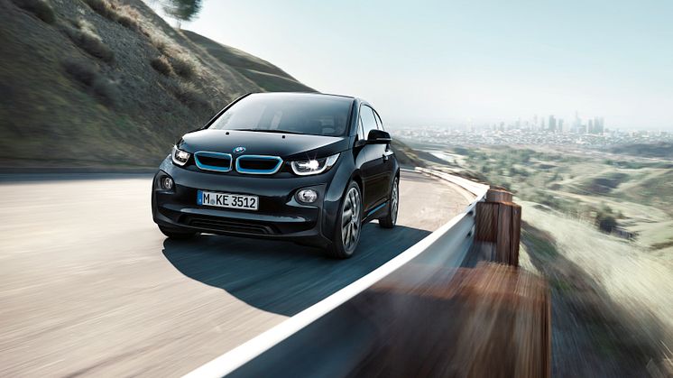 Ny milepæl: Nå ruller det over 10.000 elektriske BMW’er på norske veier