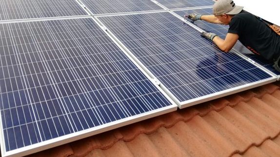 Att montera solceller är högaktuellt just nu. Nu har Högskolan Dalarna tillsammans med projektet ecoINSIDE2 tagit fram en guide hur man installerar solceller på tegeltak.
