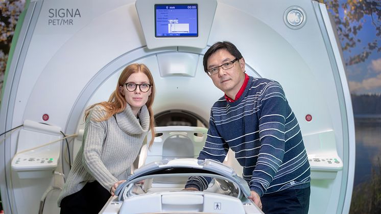 Ny forskning kan göra PET-undersökningar säkrare och bekvämare för patienterna. På bilden: Klara Leffler och hennes handledare Yun Yu. Foto: Johan Gunséus