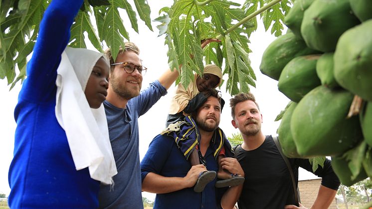 Olle Bergel, Jens Lindwall och Anders Gabrielsson i Solala tittar på träd som odlats av Fatuma och Thabo Yasin och deras familj i Mara, Tanzania 