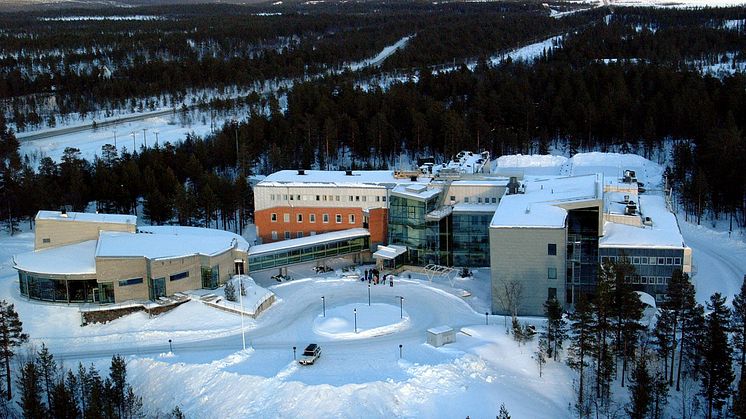 Rymdcampus i Kiruna. Till vänster i bild finns restaurang och bibliotek. I mitten IRF och EISCAT och till höger i bild LTU. Foto: Torbjörn Lövgren