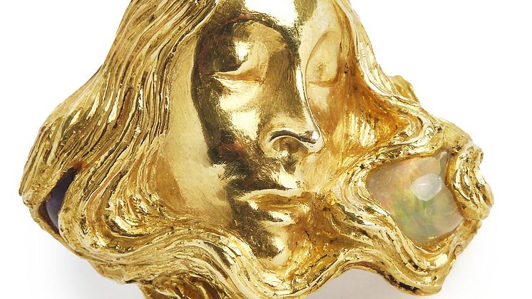 Arje Griegst- Opal- og diamantring "Lucy in the Sky" af 20 kt. guld prydet med cabochonslebne opaler, månesten, safir og brillantslebet diamant
