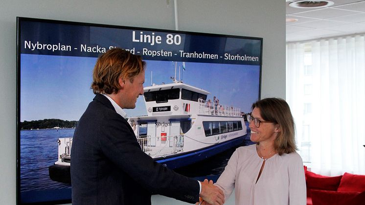 Rederi AB Ballerinas Fredrik Leffler och tf förvaltningschefen för trafikförvaltningen Sara Catoni skakar hand efter påskrivet avtal. Foto: Marc Weimann