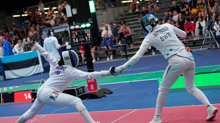 Elvira Mårtensson fäktar mot fransyskan Coraline Vitalis i åttondelsfinal. Det svenska laget satte press på Frankrike under matchen men föll till slut 39-45. 
