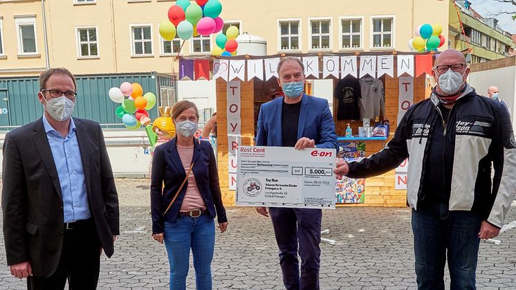 E.ON-Mitarbeiter spenden 5.000 Euro aus dem RestCents-Fonds, um Patienten der Erlanger Kinderklinik Träume zu erfüllen. v.l.: Oberbürgermeister Florian Janik, Annette Wölfel, Klinik-Chef Joachim Wölfel und Bayernwerk-Betriebsrat Gerhard Lehner.