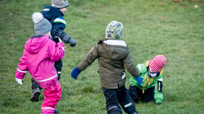 förskolebarn som leker ute