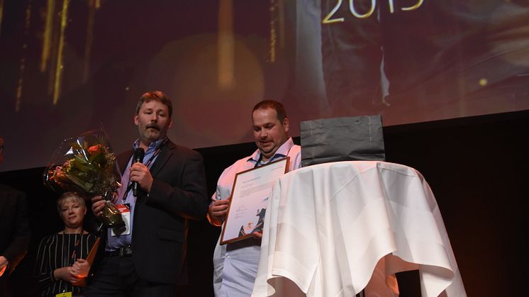 Fredrik Karlström, arbetsledare i Kvillsforsfabriken, och Johan Lisedahl, truckförare är stolta mottagare av utmärkelsen Årets Leanbyggare.