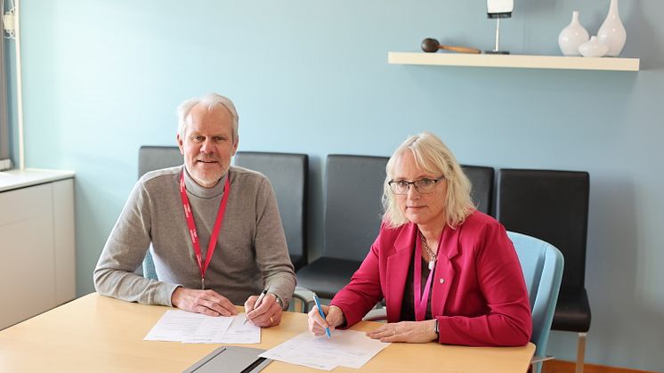 Kommunchef Iréne Robertsson och JSBs affärsområdeschef Anders Johansson skriver under avtalet för byggnation av Holjegården.