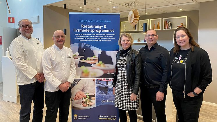 Delar av styrgruppen när certifieringen av Restaurang- och livsmedelsprogrammet offentliggjordes. Från vänster: Matz Bergström, Lasse Bergman och Helene Hålldin, Härnösands gymnasium samt Fredrik Björk, Hotell Höga Kusten, och Emma Edfors, Hernö Gin.