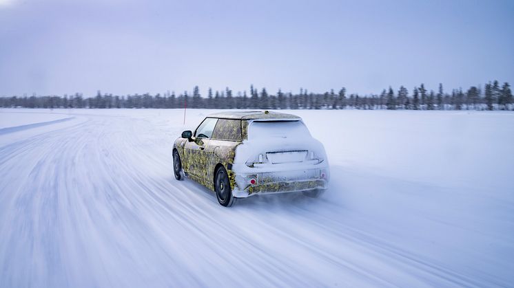 Neste generasjon elektriske MINI testes på nordisk is og snø