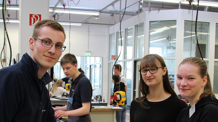 Großes Interesse am Girls‘ Day bei Westfalen Weser Energie. Insgesamt 15 Mädchen hatten Spaß beim gemeinsamen Arbeiten und Lernen (v. l.): Henrik Knievel, 2. Lehrjahr WWN, Josy Nitschke, Gymnasium St. Michael, und Gymnasium St. Kasper Bad Driburg.