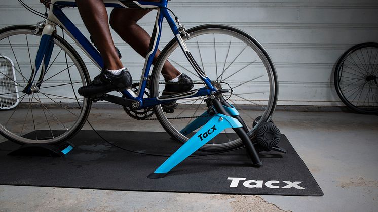 Cykelryttere kan tage deres tur indendørs med Tacx Boost