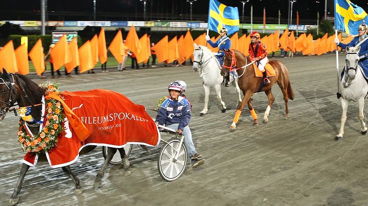 Fjolårets vinnare av Jubileumspokalen, Makethemark tillsammans med kusken Ulf Ohlsson och skötaren Anne Raatikainen. Foto: Maria Holmén/TR Bild