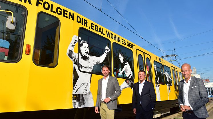 Roman Weidenfeller (BVB Legende), Guntram Pehlke (Vorstandsvorsitzender DSW21) und Carsten Cramer (Geschäftsführer BVB) schicken die neue Partnerbahn auf die Strecke.