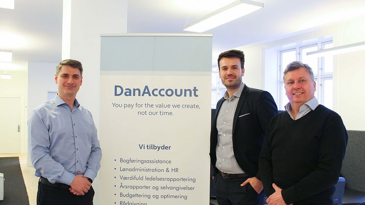 Bildet viser forretningsområdedirektør Tonni Nielsen fra Azets og de to partnerne i DanAccount Semir Sirbubalo og Martin T. Bruun.