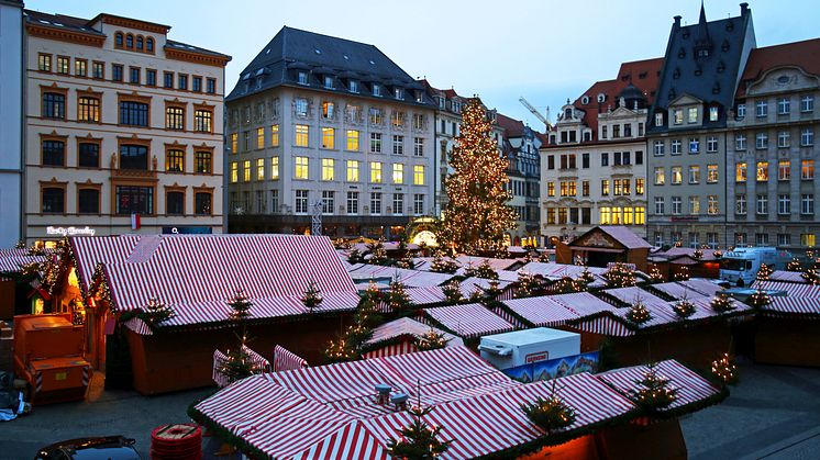 Blick auf den Leipziger Weihnachtsmarkt 2015 und den Weihnachtsbaum, der mit über 3.000 Lichtern strahlt.