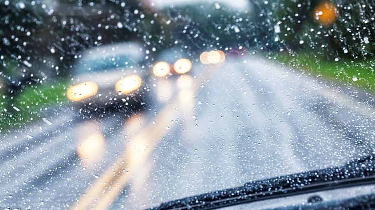 Snabba väderomslag mellan regn och sol ger utmanande vägbanor och ökad risk för olyckor i trafiken. Upphovsman: Willowpix