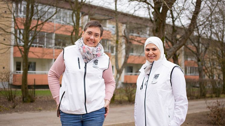 Charlotta Dignan (till vänster) är samordnare för familjecentralerna i Åstorps kommun och Sally Shorbaji (till höger) arbetar som kulturtolk på Hagapunktens familjecentral i Åstorp.