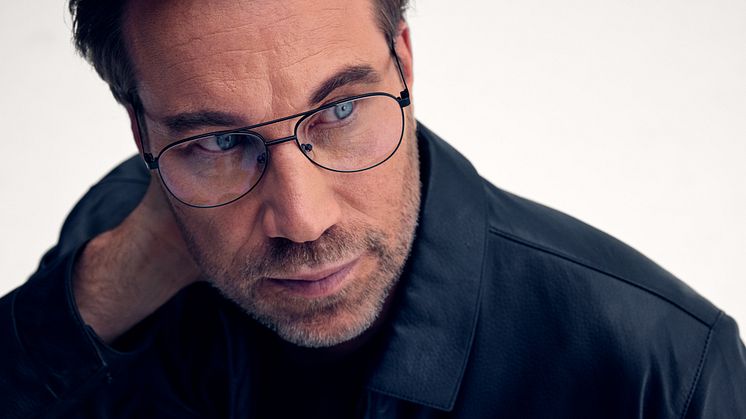 Synsam och Peter Forsberg lanserar Peter Forsberg™, en glasögonkollektion för män som söker en prisvärd, stilren och manlig look. Glasögonbågar kostar 800 kr och solglasögon 900 kr.