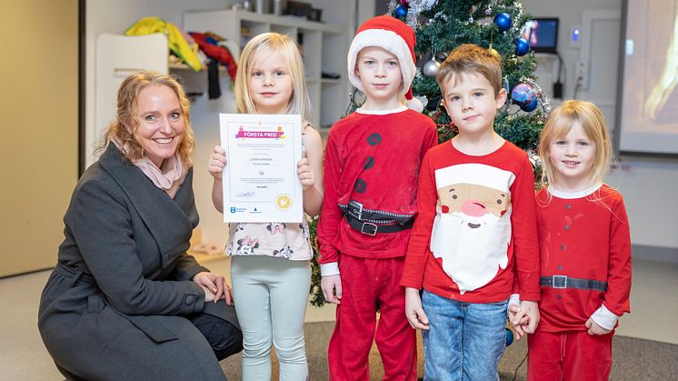 Från vänster Pernilla Nevsten vd Ängelholmslokaler och förskoleeleverna Hedda Svernedal, Emanuel Fjällgren, Ludvig Josefsson och Astrid Fjällgren.