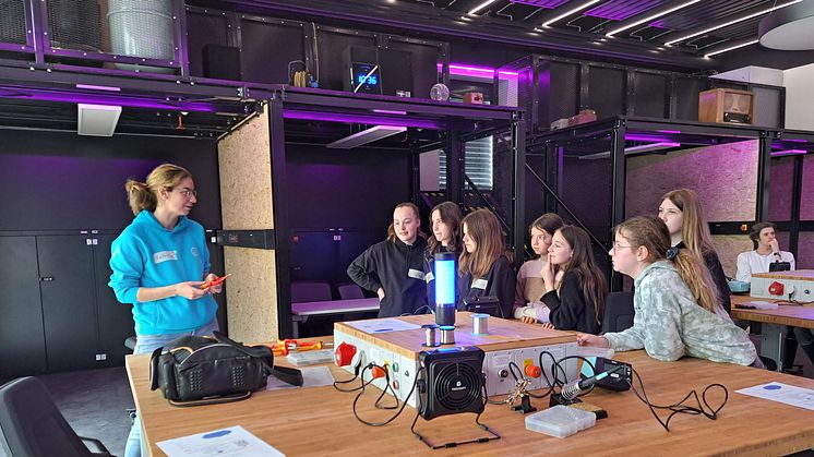 Mädels entdecken Elektrik und Erneuerbare: So lief der Girls´ Day am Ausbildungszentrum des Bayernwerks in Pfaffenhofen.