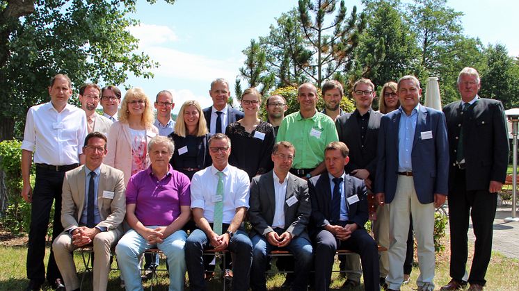 Auftakt des neuen kommunalen Energieeffizienznetzwerks Ostbayern am 5. Juli in Schwandorf. Die acht Netzwerkteilnehmer kommen aus den Landkreisen Hof, Amberg-Sulzbach, Schwandorf, Kelheim, Deggendorf und Passau.