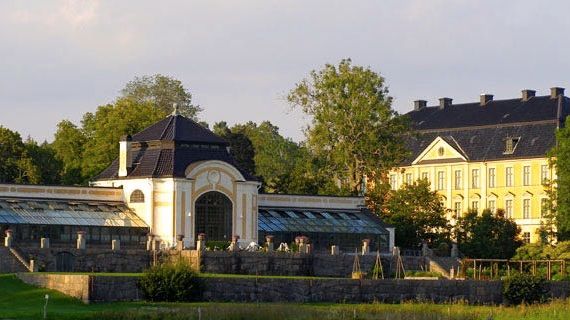 Sommarteater: Romeo och Julia möter samtiden i ett burleskt lustspel på Nynäs slott 