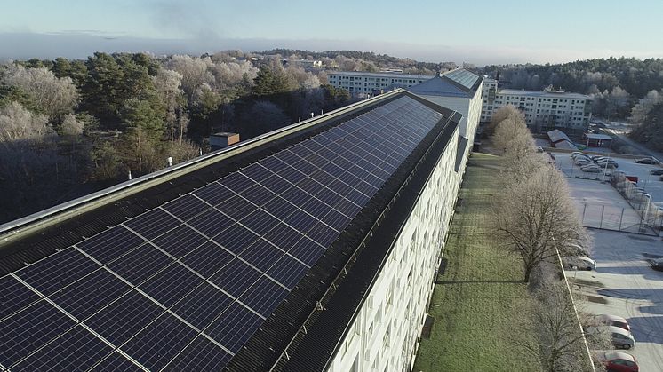 Hela 654 kvadratmeter solceller på taken på Hammarkulletorget 31-51 kommer producera el som ska användas direkt i husen de är byggda på.