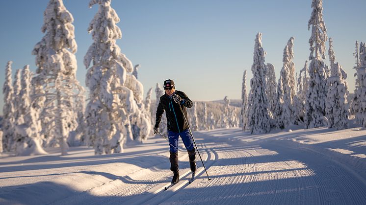 Bjørn Nysæter tester forholdene i forkant av Trysil Skimaraton. - Fantastiske løyper, melder han. Foto: Jonas Sjögren/Destinasjon Trysil