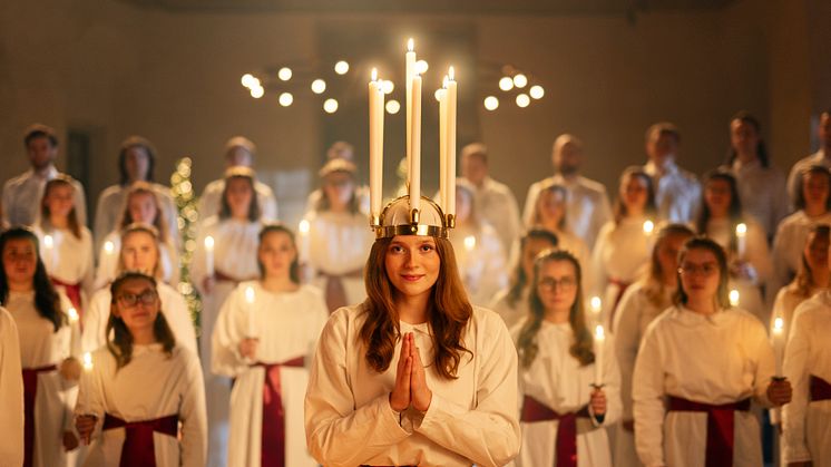 Platsen för årets Luciamorgon i SVT är Kalmar Slott. Luciatåget består av körerna Vox Beata från Kalmar domkyrka och Voices från Kalmar kulturskola. 