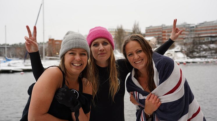 Johanna Litsgård Lebourne, Frida Schöld och Annelie Edsmyr som jobbar på PMU antog utmaningen och kallbadade för att uppmärksamma vattenbristen i världen. Foto: Linus Jönsson, PMU