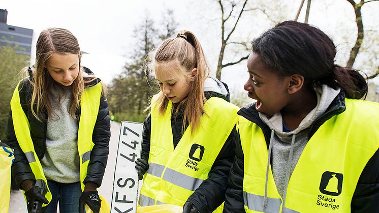 Städa Sverige aktiverar idrottsungdomar över hela landet med att städa upp skräp i närmiljön.