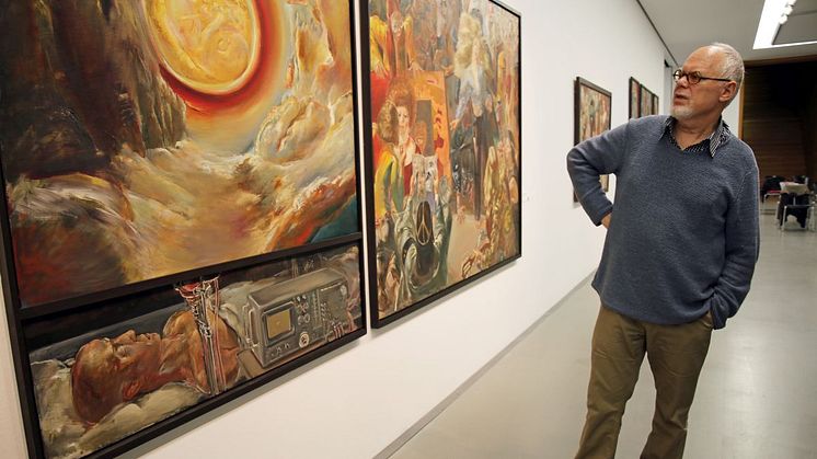 Der Maler Sighard Gille stellt sein Triptychon "Wessen Morgen ist der Morgen" aus der aktuellen Ausstellung "ruhelos" vor