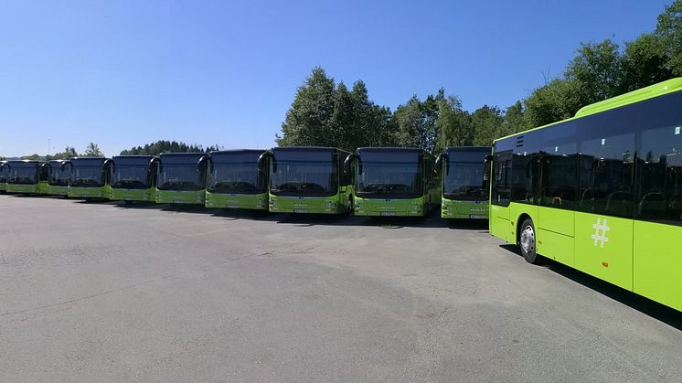 Busser fra Vy Buss venter på siste klargjøring før de settes ut i trafikk i Asker fra søndag 28. juni