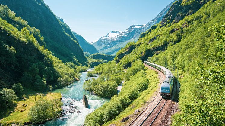 Fjord1, Vy og eigarane i Aurland Ressursutvikling (Aurland Eige, Sogn Sparebank, Siva og Schage Eiendom) har signert prinsippavtale om felles reiselivsselskap.