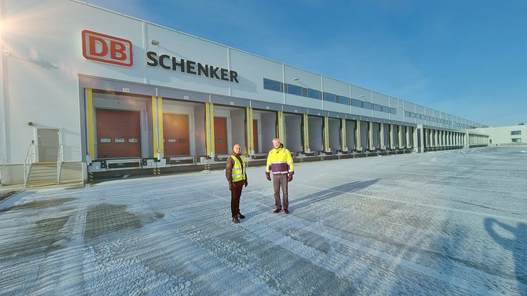 DB Schenkers nya terminal i Södertälje är sammanlagt 17 200 m2. "Terminalen gör det möjligt att leverera tidigare och hämta senare hos våra kunder söder om Stockholm", säger Franco Carbajal (t.v.), chef för DB Schenkers nya Distrikt Södertälje.