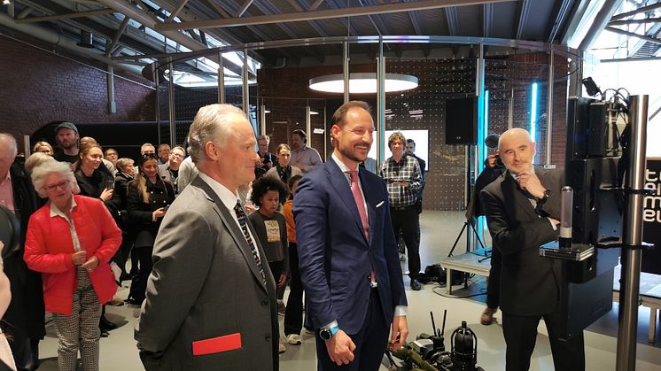 Kronprins Haakon startet I/O ved å logge seg på utstillingens kunstige intelligens