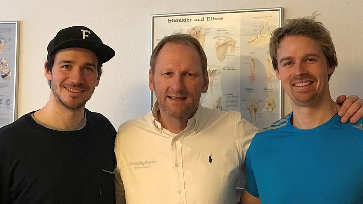 Osteopath Martin Auracher (Mi.) und sein Team des „OsteoZentrums“ am Schliersee kümmern sich um die Rehabilitation der Skirennläufer Felix Neureuther (li.) und Stefan Luitz (re.).