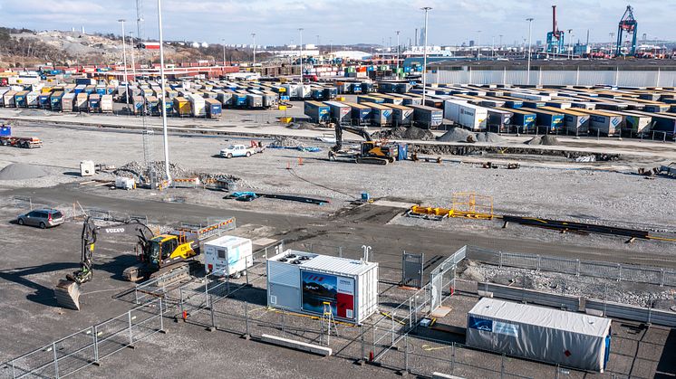 Arendal 2 är den största hamnutbyggnaden i Göteborgs Hamn sedan 70-talet. Här testas utsläppsfria grävarbeten genom en elgrävmaskin som får el via en vätgasgenerator. Bild: Göteborgs Hamn AB.