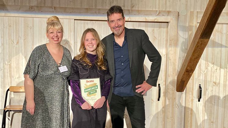 Skånes Djurparks Sara Samuelsson (i mitten) tog emot utmärkelsen för Årets Mötesplats i Skåne av Magasinet Skånes Kristina Olsson och Johan Wester som var moderator.