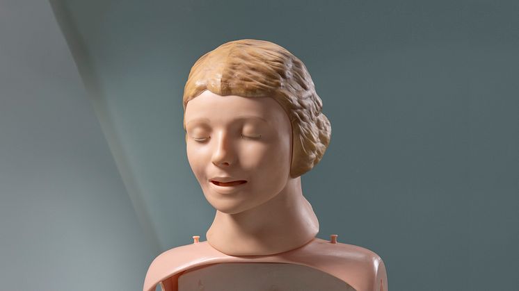 Anne-dukken fra utstillingen Liv og død, som åpnes formelt på Teknisk museum 24.8.2021. Foto: Aas og Bergseth, Norsk Teknisk Museum