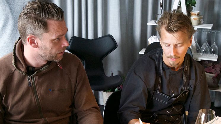 Kocken Stefan Eriksson från Råvaran pratar honung med Paul Svensson