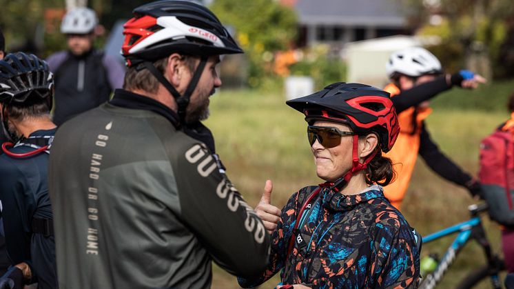 Tummen upp för premiäråret av Kinnekulle MTB Meet. Fotograf Johan Linhart